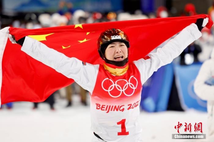 2月14日，北京2022年冬奥会自由式滑雪女子空中技巧决赛在张家口云顶滑雪公园举行，中国选手徐梦桃夺得冠军。图为徐梦桃在比赛后庆祝。 中新社记者 富田 摄