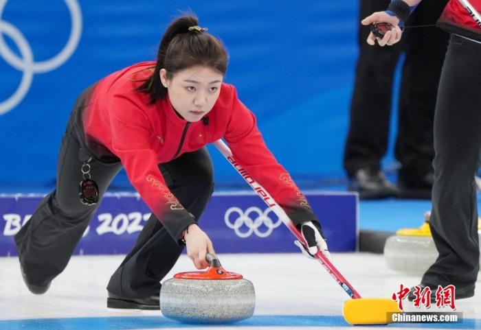 2月14日，北京2022年冬奥会女子冰壶循环赛在北京国家游泳中心“冰立方”举行，中国队2：10不敌上届季军日本队，无缘三连胜。图为中国队选手韩雨在比赛中。 中新社记者 毛建军 摄