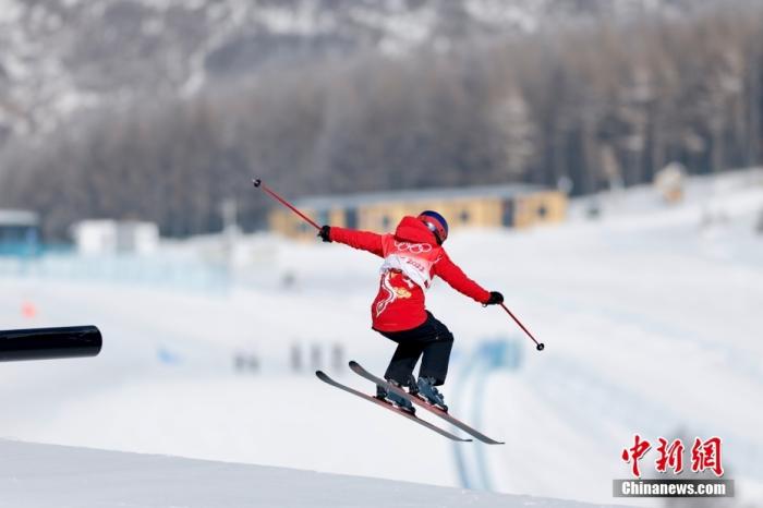 2月14日，北京2022年冬奥会自由式滑雪女子坡面障碍技巧资格赛在张家口云顶滑雪公园举行。中国选手谷爱凌以79.38分的成绩位列第三，顺利晋级决赛。图为谷爱凌在比赛中。 中新社记者 富田 摄    