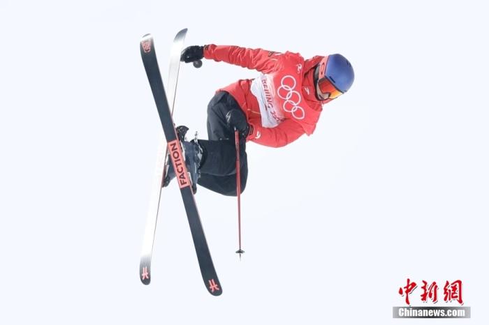 2月15日，北京2022年冬奥会自由式滑雪女子坡面障碍技巧决赛在张家口云顶滑雪公园举行。中国队选手谷爱凌获得银牌。 中新社记者 富田 摄