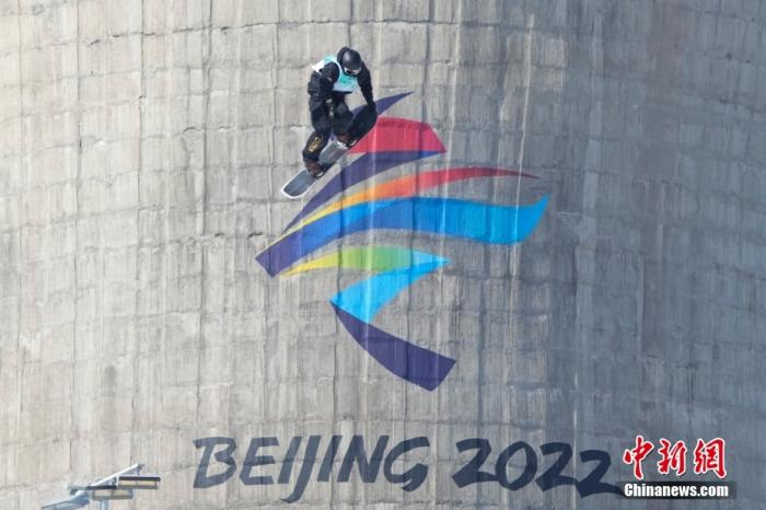 2月15日，北京2022年冬奥会单板滑雪男子大跳台决赛在首钢滑雪大跳台举行，中国选手苏翊鸣获得冠军。图为苏翊鸣赛前进行热身。 中新社记者 毛建军 摄