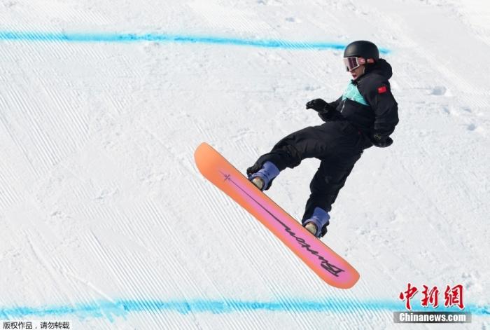 2月15日，北京冬奥会单板滑雪男子大跳台决赛，苏翊鸣顶住压力，拿到金牌，这是中国首次夺得该项目的冬奥会金牌，刷新冬奥会史上最佳战绩。