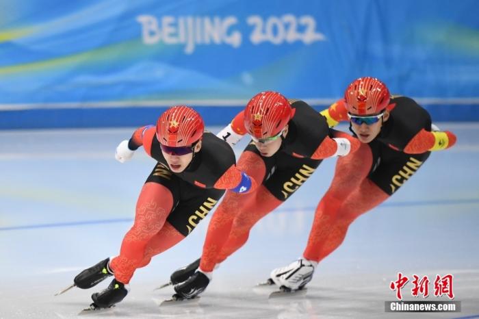 2月15日，北京2022年冬奥会速度滑冰男子团体追逐决赛在国家速滑馆“冰丝带”举行。中国队获得第八名。 中新社记者 李骏 摄