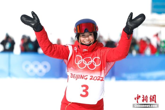 2月15日，北京2022年冬奥会自由式滑雪女子坡面障碍技巧决赛在张家口云顶滑雪公园举行。中国选手谷爱凌获得银牌。 中新社记者 富田 摄