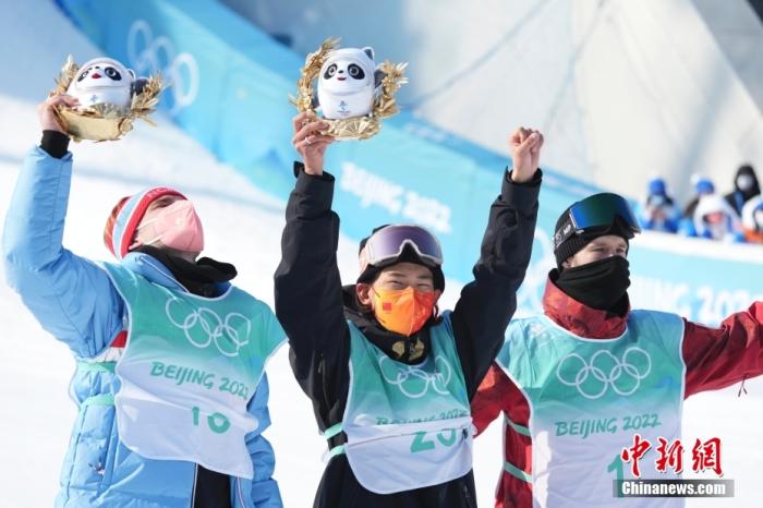2月15日，北京2022年冬奥会单板滑雪男子大跳台决赛在首钢滑雪大跳台举行，中国选手苏翊鸣(中)获得冠军，挪威选手蒙斯·勒伊斯韦兰(左)获得亚军，加拿大选手马克斯·帕罗特(右)获得季军。图为颁发纪念品仪式。 中新社记者 毛建军 摄