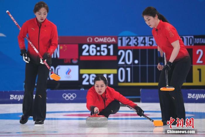 2月15日，北京冬奥会女子冰壶循环赛在国家游泳中心“冰立方”举行。中国队以5比11负于俄罗斯奥委会队。图为中国队姜馨迪（左）、王芮（中）、董子齐（右）在比赛中。 中新社记者 崔楠 摄