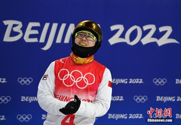 2月16日，中国选手齐广璞在比赛后。当日，北京2022年冬奥会自由式滑雪男子空中技巧决赛在张家口赛区举行，中国选手齐广璞获得冠军。 中新社记者 翟羽佳 摄