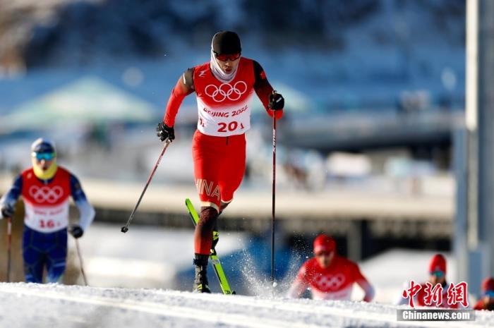 北京2022年冬奥会越野滑雪男子团体短距离(传统技术)比赛，中国队排名小组第七，止步半决赛。图为中国选手王强(20-1)在比赛中。 中新社记者 富田 摄