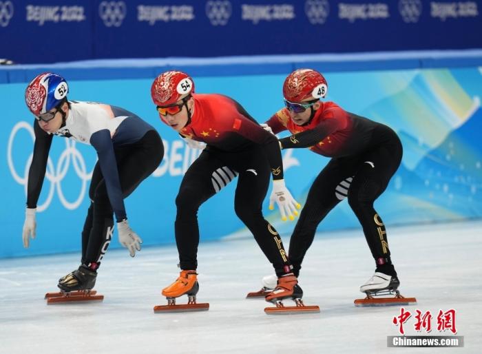 2月16日，北京2022年冬奥会短道速滑项目男子5000米A组决赛在首都体育馆举行。中国队排名第5。图为武大靖、任子威在比赛中。 中新社记者 崔楠 摄
