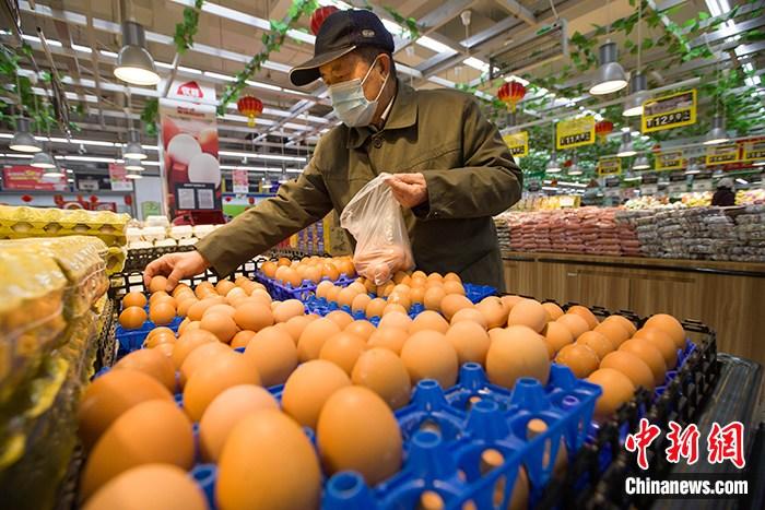 资料图：消费者在超市选购鸡蛋。 中新社记者 张云 摄  