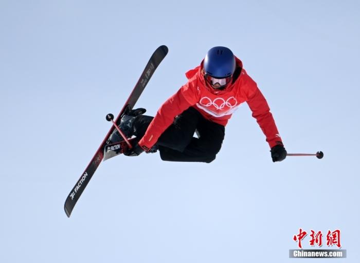 2月17日上午，北京冬奥会自由式滑雪女子U型场地技巧资格赛举行，谷爱凌在两轮比赛中分别跳出93.75分和95.50分，晋级决赛。图为谷爱凌在比赛中。中新社记者 翟羽佳 摄