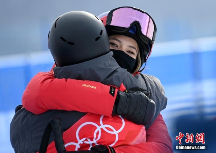 2月17日，北京2022年冬奥会自由式滑雪女子U型场地技巧资格赛在张家口云顶滑雪公园进行，图为赛后谷爱凌(右)拥抱鼓励其他选手。 中新社记者 翟羽佳 摄