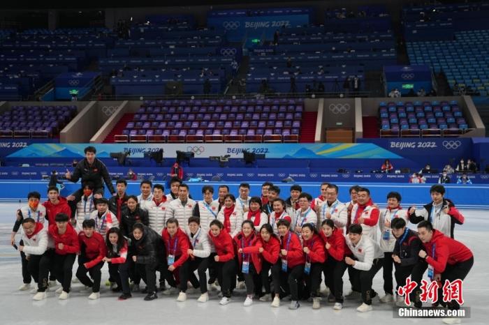 2月16日，北京2022年冬奥会短道速滑比赛在首都体育馆举行。赛后中国短道速滑队集体在首都体育馆冰面合影。 中新社记者 崔楠 摄