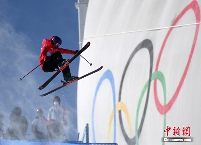 2月18日，中国队选手谷爱凌在比赛中。当日，北京2022年冬奥会自由式滑雪女子U型场地技巧决赛在张家口云顶滑雪公园举行。中国队选手谷爱凌夺得此项目金牌。 中新社记者 翟羽佳 摄