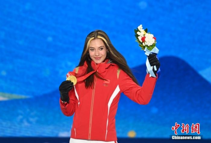 2月18日，冠军中国队选手谷爱凌在奖牌颁发仪式上。当日，北京2022年冬奥会自由式滑雪女子U型场地技巧奖牌颁发仪式在张家口赛区颁奖广场举行。  中新社记者 翟羽佳 摄