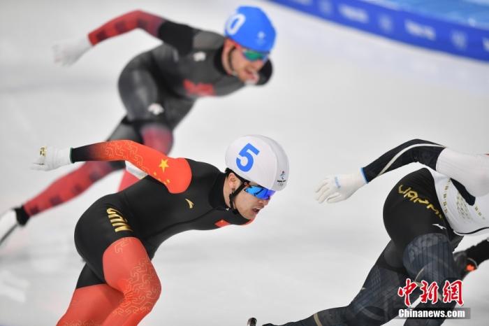 2月19日，北京2022年冬奥会速度滑冰男子集体出发决赛在国家速滑馆举行。中国队选手宁忠岩(5号)获得第12名。 中新社记者 李骏 摄