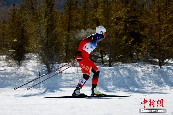 2月20日，中国队选手迪妮格尔·衣拉木江（28号）在比赛中。当日，北京2022年冬奥会越野滑雪女子30公里集体出发（自由技术）比赛在国家越野滑雪中心举行。 中新社记者 富田 摄