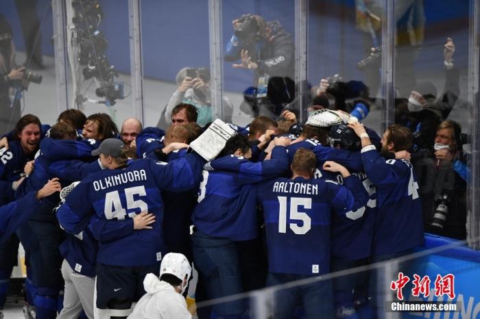 2月20日，芬兰队球员在夺冠后庆祝。当日，在国家体育馆举行的北京2022年冬奥会男子冰球金牌赛中，芬兰队以2比1战胜俄罗斯奥委会队，获得金牌。 中新社记者 李骏 摄