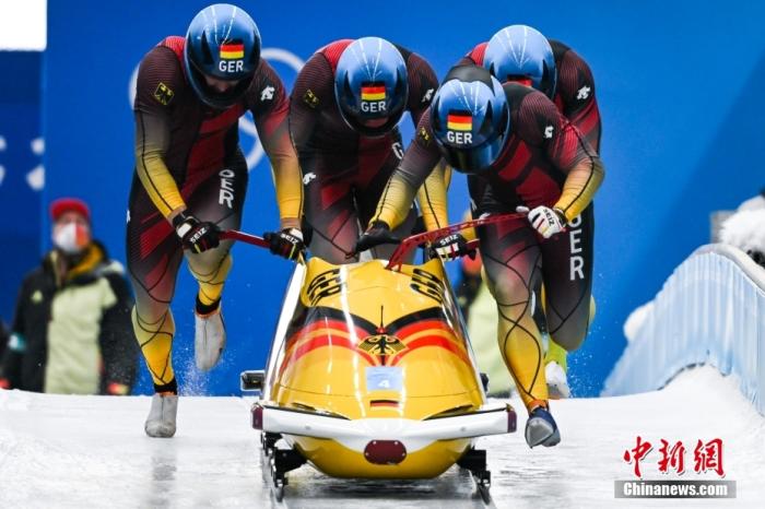 2月20日，北京2022年冬奥会四人雪车比赛在国家雪车雪橇中心举行，德国队的弗朗西斯科·弗里德里希/托尔斯滕·马吉斯/坎迪·鲍尔/亚历山大·许勒尔以3分54秒30的成绩获得冠军。图为德国队选手弗朗西斯科·弗里德里希/托尔斯滕·马吉斯/坎迪·鲍尔/亚历山大·许勒尔在比赛中出发。 中新社记者 何蓬磊 摄