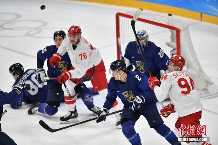  2月20日，双方球员在比赛中。当日，在国家体育馆举行的北京2022年冬奥会男子冰球金牌赛中，芬兰队以2比1战胜俄罗斯奥委会队，获得金牌。 中新社记者 李骏 摄