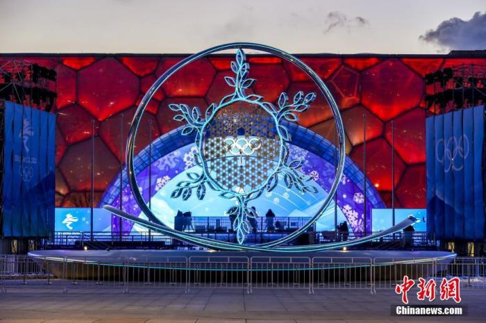 2月19日，北京2022年冬奥会火炬台夜景绚丽夺目。 图片来源：视觉中国