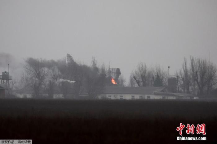 当地时间2月24日，乌克兰马里乌波尔，在俄罗斯总统普京24日宣布在顿巴斯地区展开军事行动后，马里乌波尔机场附近的一处军事设施起火。