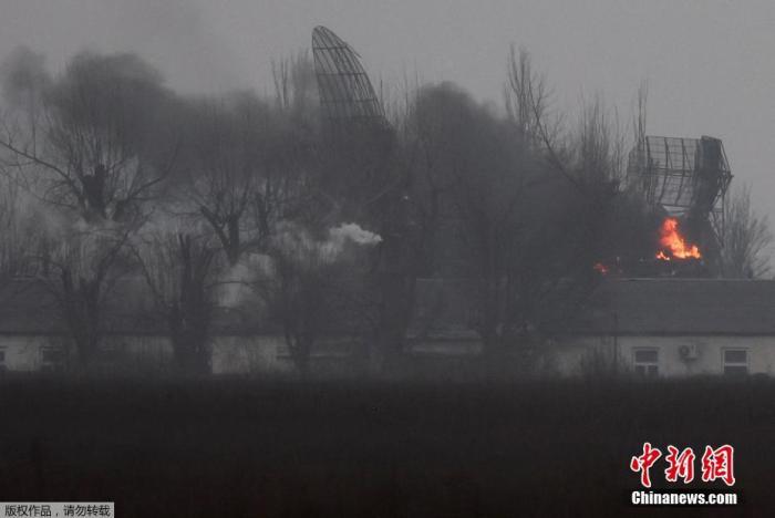 当地时间2月24日，乌克兰马里乌波尔机场附近的一处军事设施起火。
