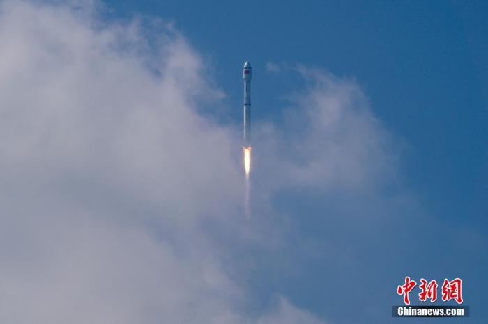 2月27日11时06分，中国在文昌航天发射场使用长征八号运载火箭成功将22颗卫星发射升空，创造中国一箭多星新纪录。 中新社记者 骆云飞 摄