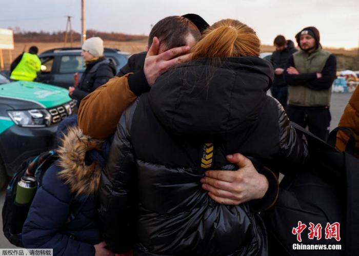 当地时间2月26日，乌克兰与波兰接壤的梅迪卡边境口岸，乌克兰民众排队等待进入波兰境内。据英国天空新闻网26日报道，联合国难民署证实，自俄罗斯开展特别军事行动以来，已有超过12万乌克兰人离开该国。据统计，大多数人前往波兰和摩尔多瓦，但也有一些人抵达罗马尼亚、斯洛伐克和匈牙利。图为拥抱在一起乌克兰民众。