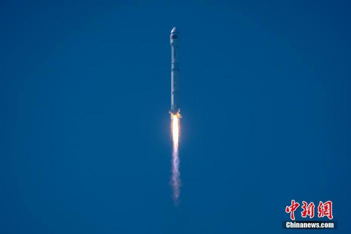 2月27日11时06分，中国在文昌航天发射场使用长征八号运载火箭成功将22颗卫星发射升空，创造中国一箭多星新纪录。 中新社记者 骆云飞 摄