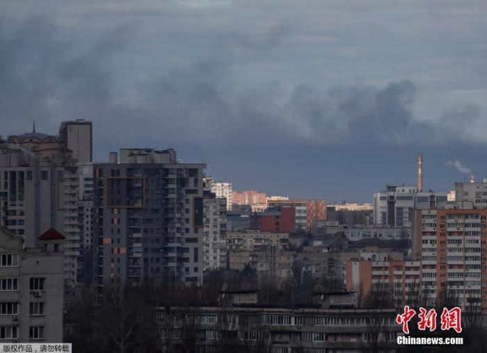 当地时间2月27日清晨，乌克兰基辅，浓烟笼罩城市上空。