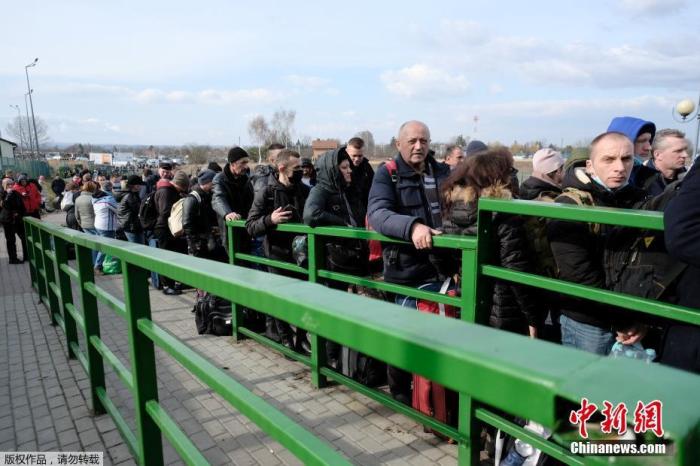 当地时间2月26日，乌克兰与波兰接壤的梅迪卡边境口岸，乌克兰民众排队等待进入波兰境内。据英国天空新闻网26日报道，联合国难民署证实，自俄罗斯开展特别军事行动以来，已有超过12万乌克兰人离开该国。据统计，大多数人前往波兰和摩尔多瓦，但也有一些人抵达罗马尼亚、斯洛伐克和匈牙利。