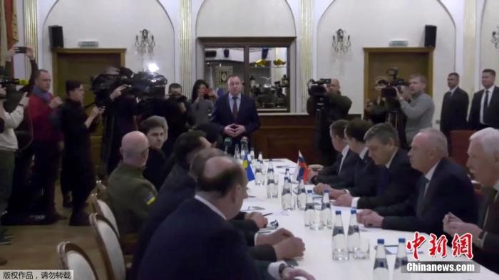 当地时间2月28日，俄罗斯与乌克兰的谈判在白俄罗斯正式开始。会谈前，俄方表示不会预设立场，乌克兰方面则希望能立刻停火。图为路透社公布的一组谈判现场视频截图画面。
