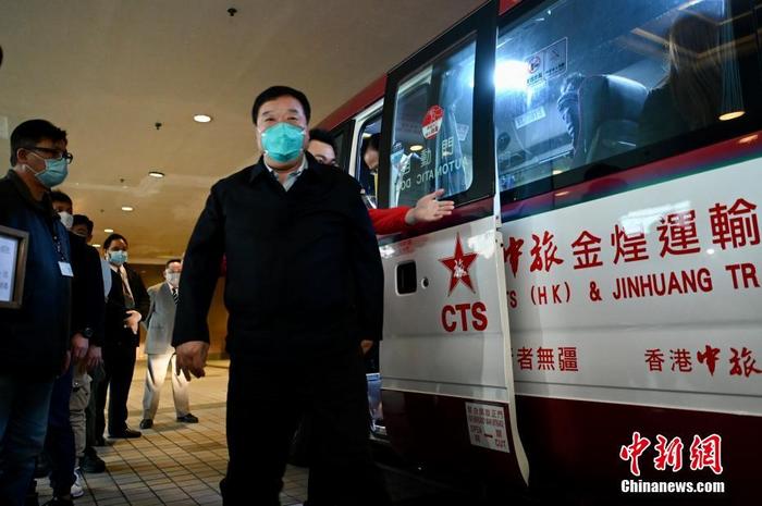 资料图：2月28日，“中央援港防控专家组”五位专家抵达香港。图为专家组组长梁万年。 中新社记者 李志华 摄