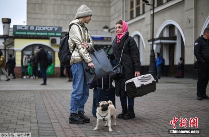 3月1日消息，受俄罗斯与乌克兰紧张局势的影响，一些乌克兰民众撤离到安全地区，在撤离途中也不忘携带着日夜陪伴自己的宠物。