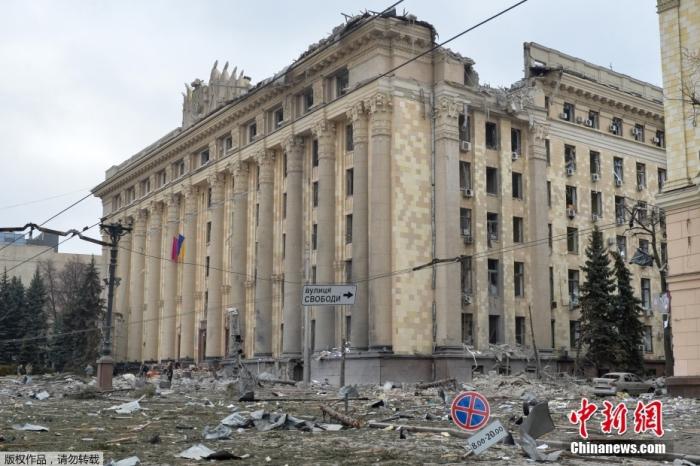当地时间3月1日，乌克兰哈尔科夫市中心的政府大楼广场遭到炮击。