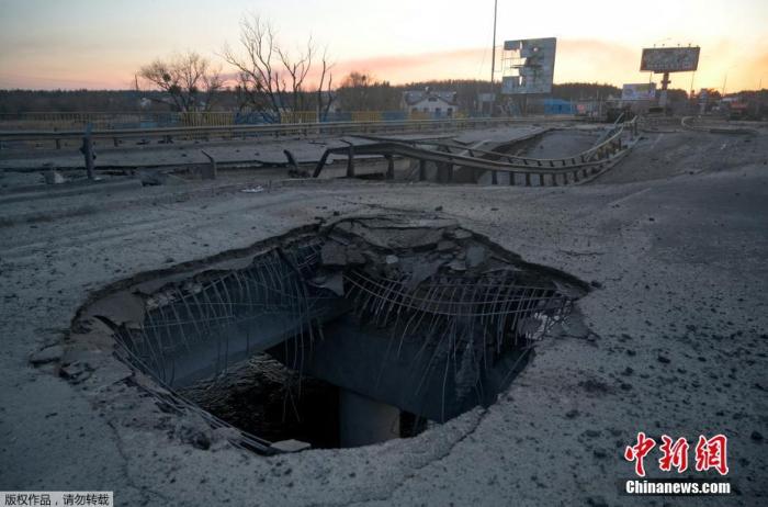 当地时间2月28日，乌克兰基辅近郊城镇布查，一座桥梁被破坏。