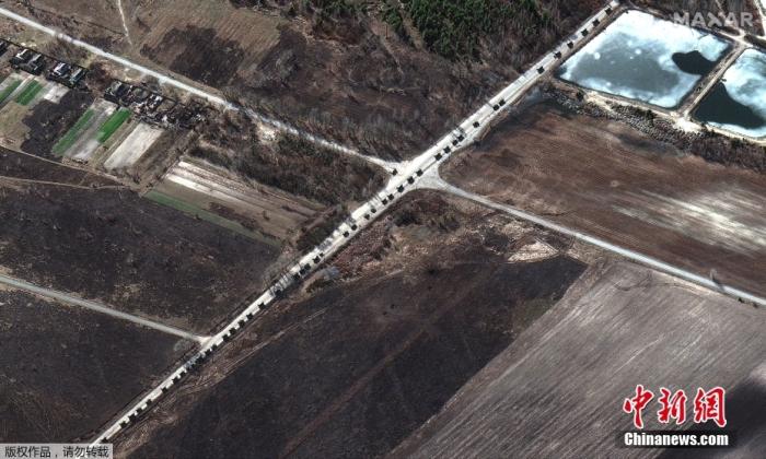 资料图：当地时间2月28日，美国Maxar科技公司最新卫星图像显示，乌克兰首都基辅附近集结的军事车队。