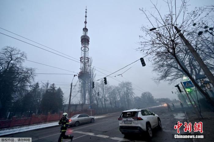 当地时间3月1日，乌克兰基辅电视塔附近发生两次爆炸。乌克兰紧急情况部门表示，爆炸造成5人死亡。乌克兰内务部表示，乌克兰24电视频道和1 1电视频道的播出将会受到影响。