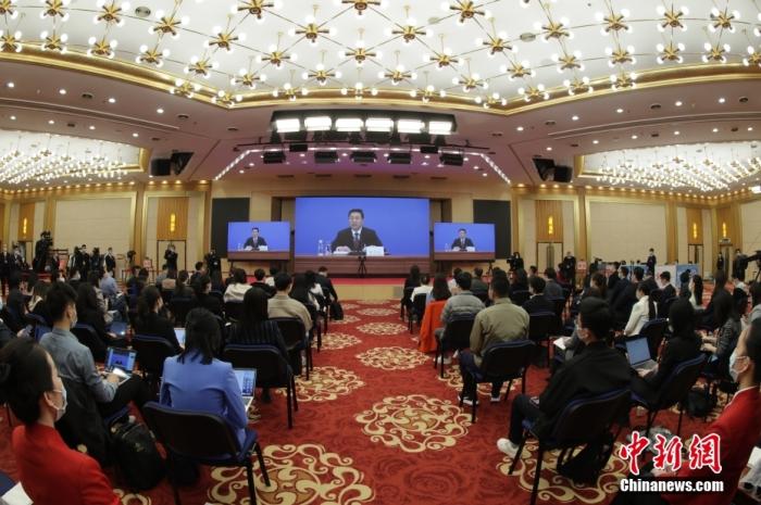 3月3日，全国政协十三届五次会议新闻发布会在北京举行，大会新闻发言人郭卫民向中外媒体介绍本次大会有关情况并回答记者提问。中新社记者 杨可佳 摄