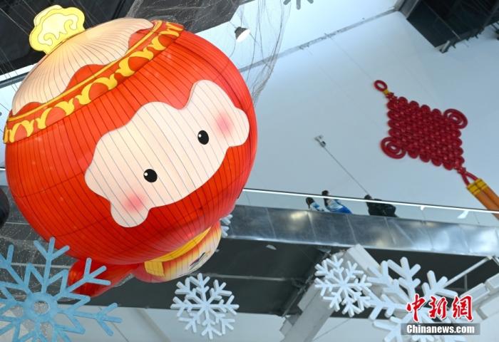 3月3日，北京2022年冬残奥会主媒体中心内悬空布置的巨型吉祥物“雪容融”造型。北京冬残奥会将于3月4日开幕。 中新社记者 侯宇 摄