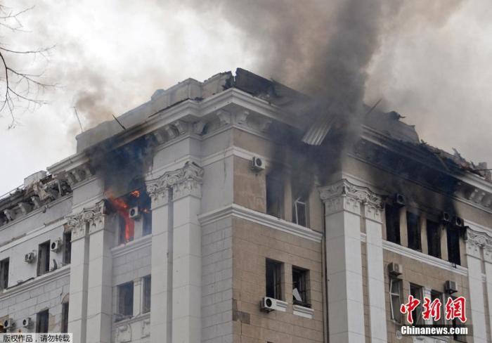 当地时间3月2日，乌克兰哈尔科夫的警察局大楼附近遭到炮火袭击，警察局大楼楼顶燃起大火。