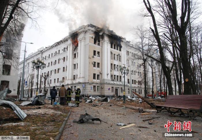 资料图：当地时间3月2日，乌克兰哈尔科夫的警察局大楼附近遭到炮火袭击，警察局大楼楼顶燃起大火。图为受到袭击后的警察局大楼。