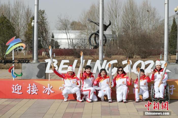 3月4日，北京2022年冬残奥会火炬在位于北京市顺义区的中国残疾人体育运动管理中心传递，该场传递的主题是“追梦之路”。图为火炬手们在完成传递后合影留念。中新社记者 贾天勇 摄