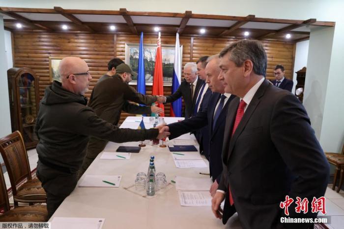 当地时间3月3日，俄罗斯与乌克兰双方代表团在白俄罗斯境内的别洛韦日森林举行了第二轮谈判。双方就建立人道主义通道达成协议，同时一致同意尽快开启下一轮谈判。据悉，第二轮谈判持续两个半小时。图为会谈现场。