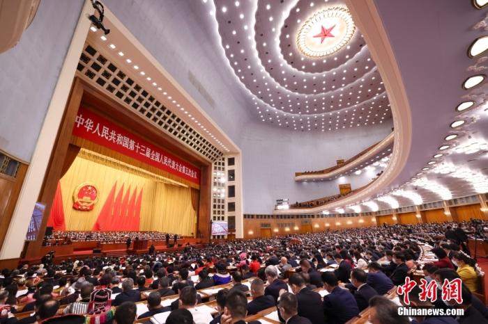 3月5日，十三届全国人大五次会议在北京人民大会堂开幕。 中新社发 刘震 摄