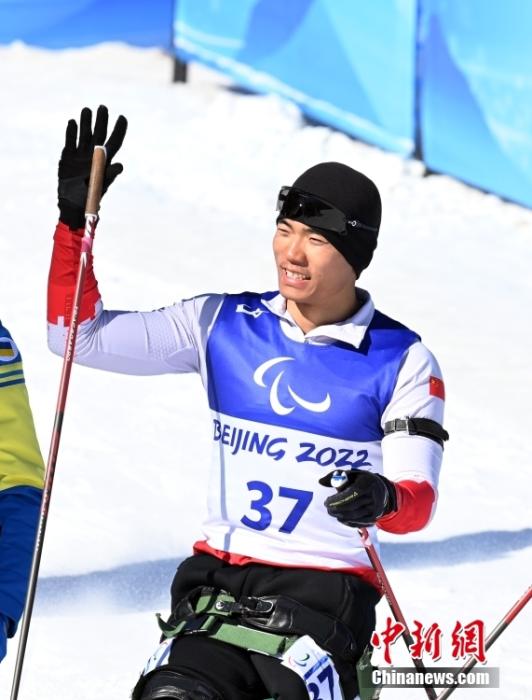 3月5日，中国选手刘子旭在比赛后挥手。当日，北京2022年冬残奥会残奥冬季两项男子短距离坐姿比赛在国家冬季两项中心举行，中国选手刘子旭以18分51秒5的成绩夺得冠军。 中新社记者 韩冰 摄