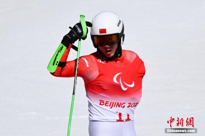 3月6日，中国选手梁景怡赛后庆祝胜利。当日，北京2022年冬残奥会残奥高山滑雪男子超级大回转-站姿决赛在国家高山滑雪中心举行，中国选手梁景怡夺得冠军。 中新社记者 刘冉阳 摄  
