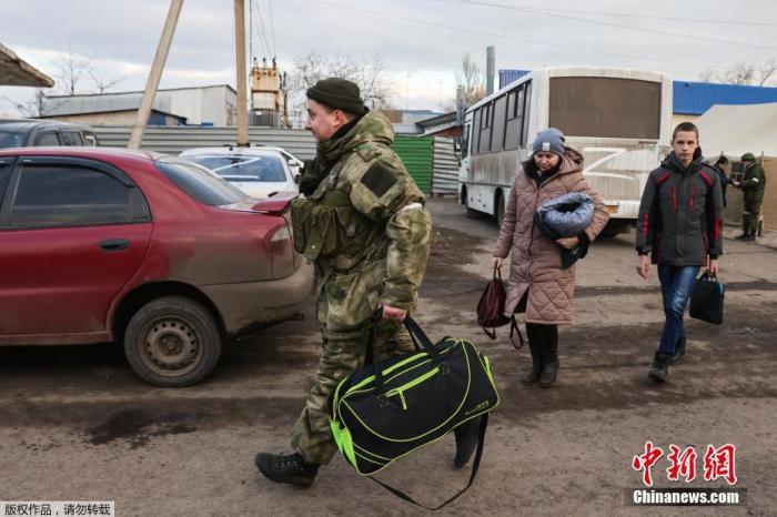 当地时间3月6日，俄罗斯军人帮助民众撤离。据央视新闻报道，国际红十字会宣布，当天计划经人道主义走廊从乌克兰马里乌波尔撤离20万人的尝试宣告失败。顿涅茨克民间武装代表曾指责乌克兰武装力量不遵守“静默状态”的相关规定，干扰当地居民经人道主义走廊撤离。