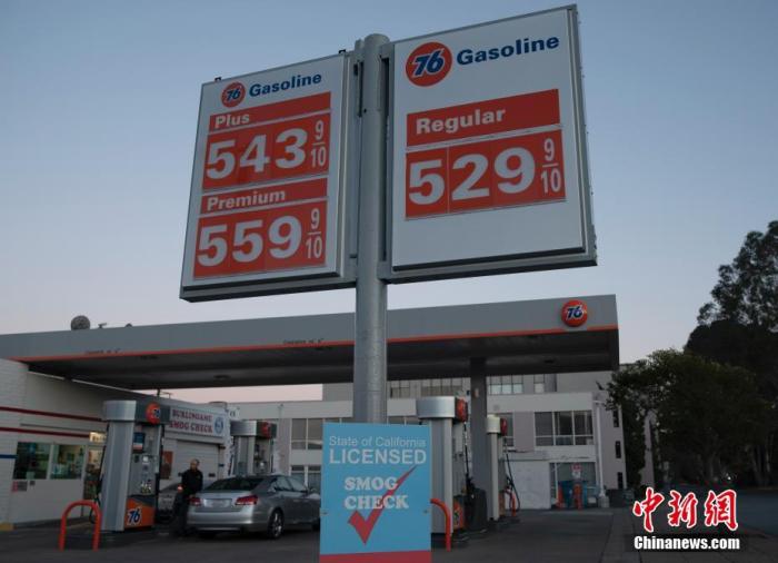 资料图：当地时间3月6日，一位车主在美国加州圣马特奥县为车辆加油。美国汽车协会的全国平均汽油价格监测报告显示，美国普通汽油的平均价格当日达到每加仑4.009美元，创下2008年夏季以来的最高汽油均价纪录。中新社记者 刘关关 摄